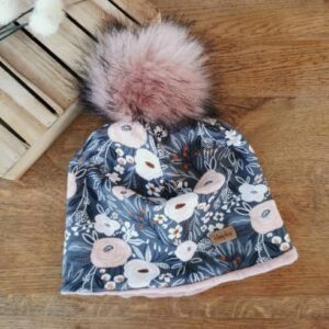 Zimska kapa s cofom Zimsko cvetje na sivi Hopka