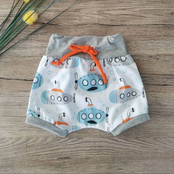 Kratke baggy hlače Medy Podmornice na beli Hopka