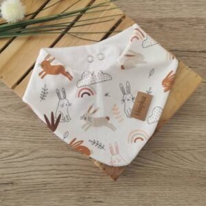 Nepremočljiv slinček Zajčki na beli Hopka