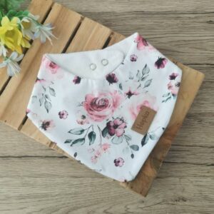 Nepremočljivi slinček Vrtnice na beli Hopka1