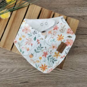 Nepremočljivi slinček Oranže cvetke z listki Hopka