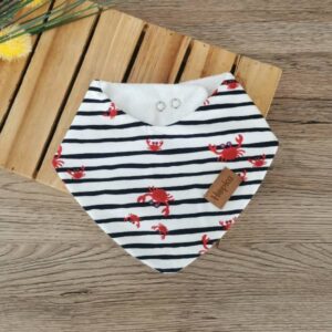 Nepremočljivi slinček Rdeči rakci na črtah Hopka