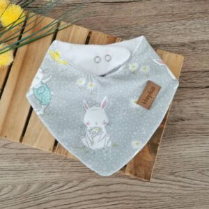 Nepremočljivi slinček Zajčki na sivi Hopka1