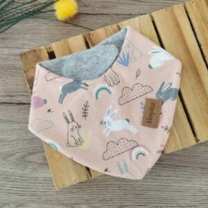 Nepremočljiv slinček Zajčki na marelični Hopka