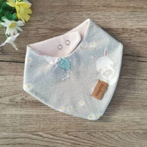 Nepremočljiv slinček Zajčki na sivi Hopka