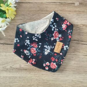 Nepremočljivi slinček Drobne vrtnice na temno modri Hopka