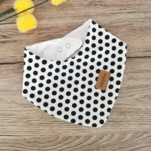 Nepremočljiv slinček Črne pike na beli Hopka