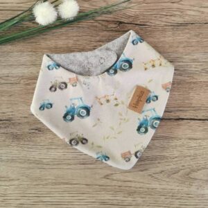 Nepremočljiv slinček Modri traktorji na bež Hopka