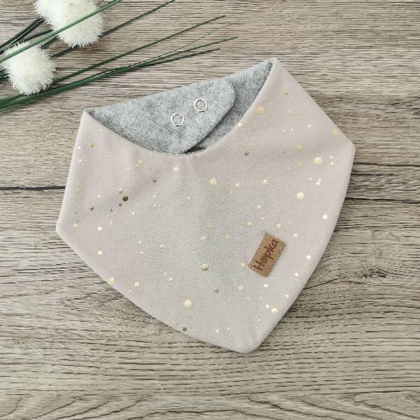 Nepremočljivi slinček Zlate pike na bež Hopka1 Nepremočljivi slinček Zlate pike na bež Hopka1