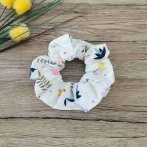Scrunchie Lasni dodatek Cvetke na beli osnovi Hopka