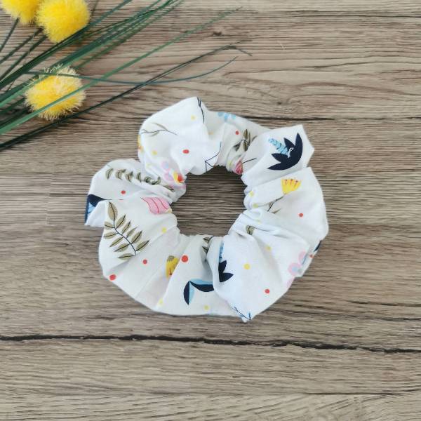 Scrunchie Lasni dodatek Cvetke na beli osnovi Hopka