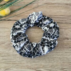 Scrunchie Lasni dodatek Bele rože na črni Hopka