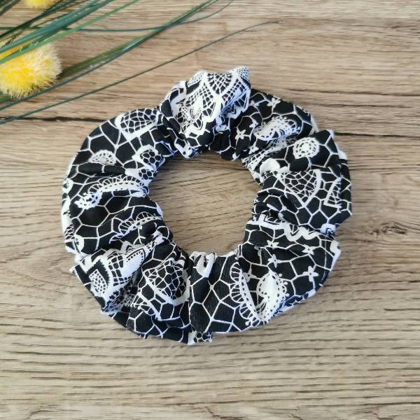 Scrunchie Lasni dodatek Bele rože na črni Hopka