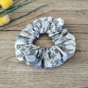 Scrunchie Lasni dodatek Bele rože na sivi Hopka