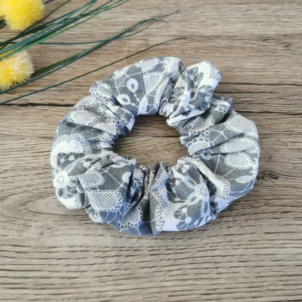 Scrunchie Lasni dodatek Bele rože na sivi Hopka