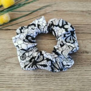 Scrunchie Lasni dodatek Črne rože na beli Hopka