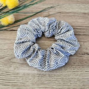 Scrunchie Lasni dodatek Sivo beli abstrakt Hopka