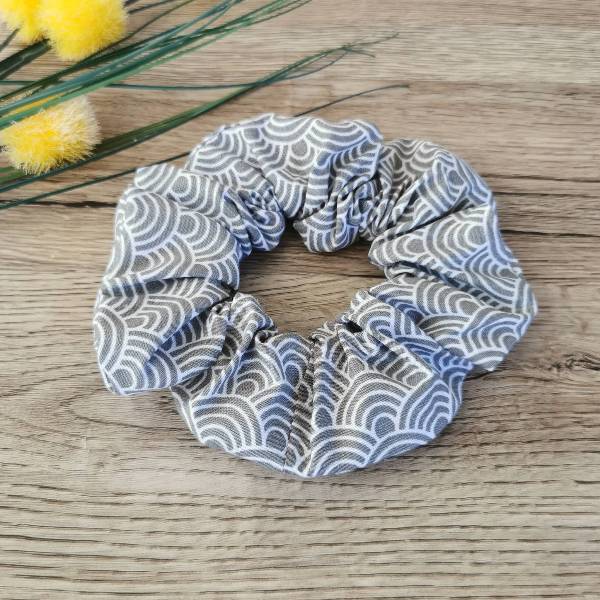 Scrunchie Lasni dodatek Sivo beli abstrakt Hopka
